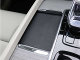 対応機種のスマートフォンを、トンネルコンソールの下のラバープレートに置いておくだけで充電可能。センターディスプレイの機能ビューを使用して、充電プレートのオンとオフを切り替えることができます。