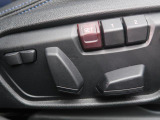 【メモリー機能付きパワーシート】運転手が代わってもボタン一つで設定ポジションに。常にご自身のドライブ設定が整います。