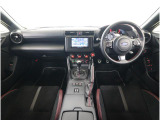■視界良好で運転しやすいコックピットです。シンプルで操作性の良いインパネ回りにデザインされ、SUBARUは安全性能に徹底的にまでこだわった視界設計を行っています。