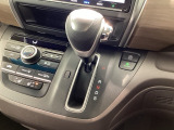 インパネシフトを採用しているので、前席の足元も広々としています。運転席と助手席の行き来もスムーズです!
