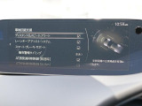 こちらのお車には先進安全装備が多数搭載されています。衝突被害を回避あるいは軽減するためのブレーキや、後方死角からの接近警報、車線逸脱を防止する警報装置など、詳しくはスタッフまでお尋ねください。