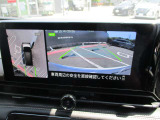 上空から見下ろしているかのように駐車できるアラウンドビューモニター。車庫入れや縦列駐車に役立ちます。