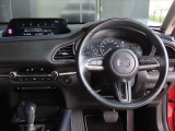 ブラックを基調とした美しい造形と精緻な作り込みが特徴のインパネ回りです。運転席に座り、ハンドルを握れば、どんな景色を見せてくれるのか、ワクワクが止まりません!