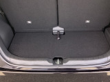 後席を倒さなくても、ゆとりある荷室。