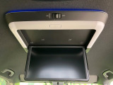 【フリップダウンモニター】大画面モニターで後席でもエンタメをお楽しみいただけます。小さなお子様にも大人気の装備です♪