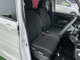 運転席は広くゆったりとした空間です。