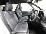 ゆったり室内で運転もしやすいです♪使い勝手の良い配置も考えられています!!