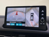 【マルチカメラ】フロント、リア、左右ドアミラー下の4つのカメラの映像をもとに、車をまるで上空から見下ろしたように表示します!狭い駐車場や、狭い道でのすれ違いの時も安心ですよ!