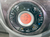 【オートエアコン】一度お好みの温度に設定すれば、車内の温度を検知し風量や温度を自動で調整。暑い&hellip;寒い&hellip;と何度もスイッチ操作をする必要はありません。快適な車内空間には必須の機能ですね♪