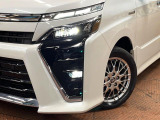 【LEDヘッドライト】悪天候や夜間走行時も良好な視界を確保し安心して運転できる高輝度LEDヘッドライトを装備!点灯速度が早く、消費電力も抑えられています。