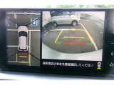 パノラミックビューモニター付きです。車両を上から見たような映像をディスプレイオーディオ画面に表示。運転席からの目視だけでは見にくい、車両周辺の状況をリアルタイムでしっかり確認できます。