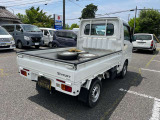 大型のゲートハンドルや荷台ステップ、数多く設けられたロープフックなど、扱いやすく実用的な装備を満載!