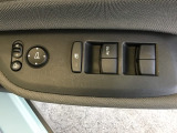 ドアミラーのスイッチは運転席ドアにあります。