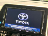 【9インチ純正ナビ】インテリアに溶け込むスタイリッシュな「専用設計」メーカーナビを装備♪視認性や操作性など基本性能にも優れ、より上質なカーライフをお楽しみいただけます。