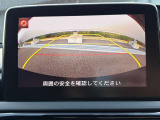 オプション装着の360&deg;ビューモニターでは、両サイドとフロント、バックカメラの合成で、あたかも上空から見下ろした様に周囲を確認して頂けます。駐車場だけでなく、T字路等でも活躍のアイテムです。