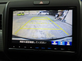 バックカメラの画像です。ガイドラインがスムースな車庫入れをサポートいたします。車庫入れの安心感がアップしますね。