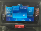 【ディスプレイオーディオ】 ラジオの視聴やBluetooth接続による音楽鑑賞やハンズフリー通話、バックアイカメラ表示などの多彩な機能が利用できます。