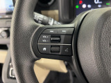 運転中もハンドルでの操作が可能です。特に高速道路等の目が離せない運転時には、便利さだけでなく、安全性も兼ね備えております。