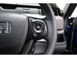 Hondaセンシングの機能のひとつ、アダプティブクルーズコントロール付!アクセルから足を離しても設定したスピードと前車との車間を保ち走行してくれます!車線維持もアシスト☆高速道路で疲労軽減ですね☆