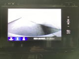 バックでの車庫入れも安心です! リアカメラが付いているバックモニター付のナビを装備しております。操作線もついており距離感も画面から確認できます。