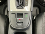 パーキングブレーキはスマートな電子制御式と合わせて渋滞時等にブレーキペダルから足を離しても停車状態を保持してくれるオートブレーキホールド機能で運転が楽になります。スタートはアクセルペダルを踏むだけ