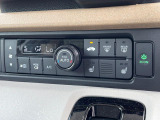 【オートエアコン】一度お好みの温度に設定すれば、車内の温度を検知し風量や温度を自動で調整。暑い&hellip;寒い&hellip;と何度もスイッチ操作をする必要はありません。快適な車内空間には必須の機能ですね♪