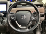 ハンドルにHondaセンシング系のクルーズコントロールやレーンキープアシストなどのスイッチと、オーディオの操作スイッチが装備されています。ハンドルから手を離さず安全に操作できます。