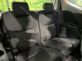 床下収納式のサードシートです。座席部分をコンパクトに収納でき、広大な荷室スペースとしてお使いいただけます!乗車人数や荷物の量など利用シーンに合わせて3列目を有効活用でき、とっても便利♪
