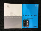 スマートキーは鍵をバッグに入れたままでもドアロックの開閉やエンジンのON・OFFができます。夜間や雨の日も鍵を探さなくて良いので便利です。