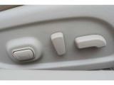 スライド、リクライニング、リフタ-、ランバ-サポ-トをすべて電動で調整可能。お好みのポジションが見つかる運転席パワ-シ-ト。お問い合わせは03-5672-1023へ