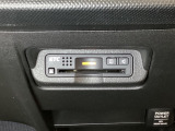 エアコンパネルの下にETCがついています。高速道路の料金所の通過も楽々です!。 カードの取り出しもしやすい場所についています。