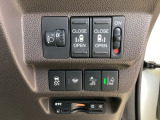 【両側パワースライドドア】です。リモコンや運転席のスイッチ操作で楽々自動開閉。