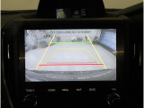 ■リヤビューカメラの映像です。ステアリング連動ガイドラインが、後退時の予想進路を表示し、運転のサポートを致します。
