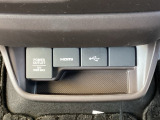 USBチャージャーやアクセサリーソケットを備えているので、スマホの充電やちょっとした電源確保も手軽。車内での過ごしやすさがぐっと広がります。