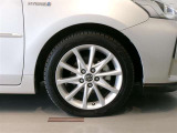 純正のアルミホイール装着車です。タイヤサイズは215/50R17です。