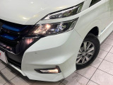【LEDヘッドライト】悪天候や夜間走行時も良好な視界を確保し安心して運転できる高輝度LEDヘッドライトを装備!点灯速度が早く、消費電力も抑えられています。