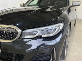 BMWレーザーライト:ハイビーム店頭時の照射距離を従来のロービームの約2倍に相当する最長600mまで可能にします。アクティブヘッドライトが含まれ、ブルーのデザインアクセントも装備されます。