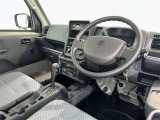 運転席まわりです。 各操作スイッチは使いやすい位置に配置されてます。