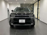【フロントグリル】7スロットルグリルはJeep伝統の証です。SUVのみにこだわり続けている伝統あるJeep車へお乗り頂いてみてはいかがですか?