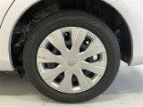 タイヤサイズは175/65R15!納車前点検時に当社指定の新品タイヤに交換いたします!ホイールキャップ部分に擦り傷箇所あり。(左リヤタイヤ)
