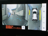 パノラミックビューモニター付きです。車両を上から見たような映像をディスプレイオーディオ画面に表示。運転席からの目視だけでは見にくい、車両周辺の状況をリアルタイムでしっかり確認できます。