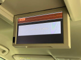 【フリップダウンモニター】大画面モニターで後席でもエンタメをお楽しみいただけます。小さなお子様にも大人気の装備です♪