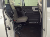 後席をはね上げれば、「もうひとつの荷室」が生まれます。