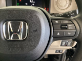 ハンドルにHondaセンシング系のクルーズコントロールやレーンキープアシストなどの操作スイッチが装備されています。ハンドルから手を離さず安全に操作できます。
