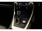 左右で温度調整の出来るデュアルオートエアコン完備☆快適な車内空間で会話も弾みます♪