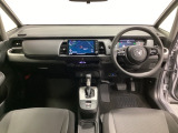 車内は光触媒抗菌消臭施工済です。スタイリッシュなデザインでスポーティなインパネ周りを演出します。グローブボックスやカップホルダーのほかにトレーなどたくさんの収納スペースが付いています。