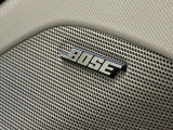 【BOSEサウンドシステム】メーカーオプションの高品位サウンドシステムを搭載。専用のチューニングが施された大小様々なスピーカーから良質なサウンドが奏でられ、臨場感あふれる音響空間を演出します。