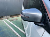 ウインカー付きドアミラーは、スタイリッシュなだけでなく、歩行者やバイクからも認識しやすく安全に貢献します。電動格納とミラーガラスの調整が運転席側から出来ます。