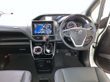 運転席周りのレイアウトをご覧ください。ナビゲーションが綺麗に装着されすっきり収まってますね!