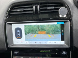 サラウンドカメラ(360&deg;カメラ) 車載のカメラを駆使し、車を真上から見下ろしている映像に変換、センターディスプレイに表示させ、安全な駐車をサポート。縦列駐車や狭い場所への駐車に大きく役立ちます。